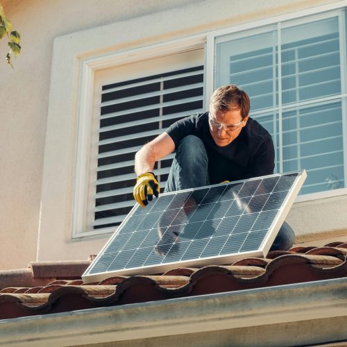 Für dieses Bild würde ich einen Alt-Text mit Keyword-Bezug, aber natürlich und barrierefrei formulieren. Empfehlung: „Handwerker bei Renovierungsarbeiten an einer Baustelle